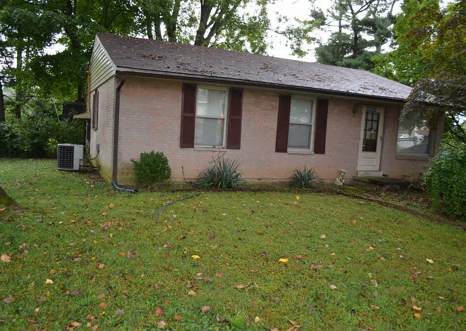 2nd image of 805 Village Ln