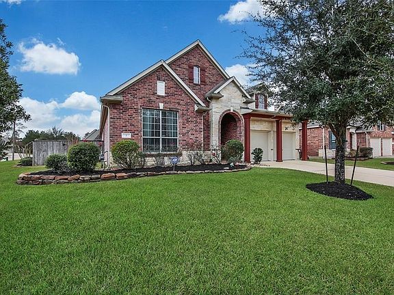 Charming David Weekley located in the coveted Woodlands Grogans Forest.