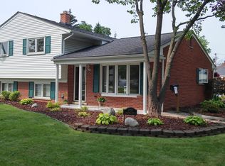 2702 Lexington Ct, Trenton, MI 48183