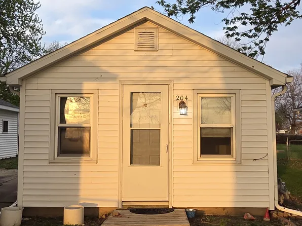 204 N Oak St, Wapella, IL 61777