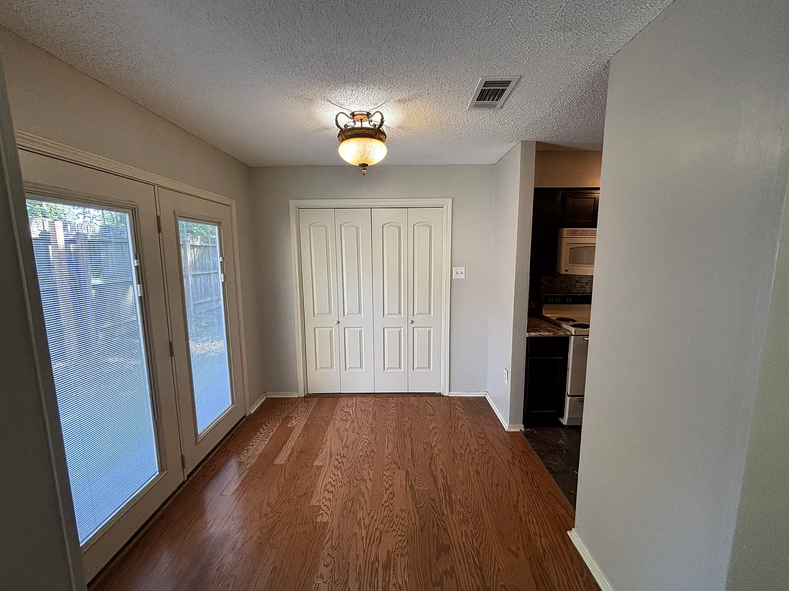1608 Calgary Trl — Photo 3