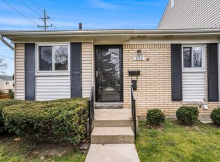 552 Hilldale Cir, Milford, MI