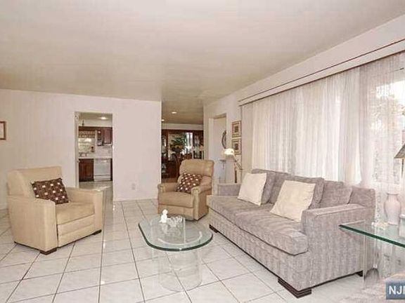 4th image of 205 Riverdale Dr