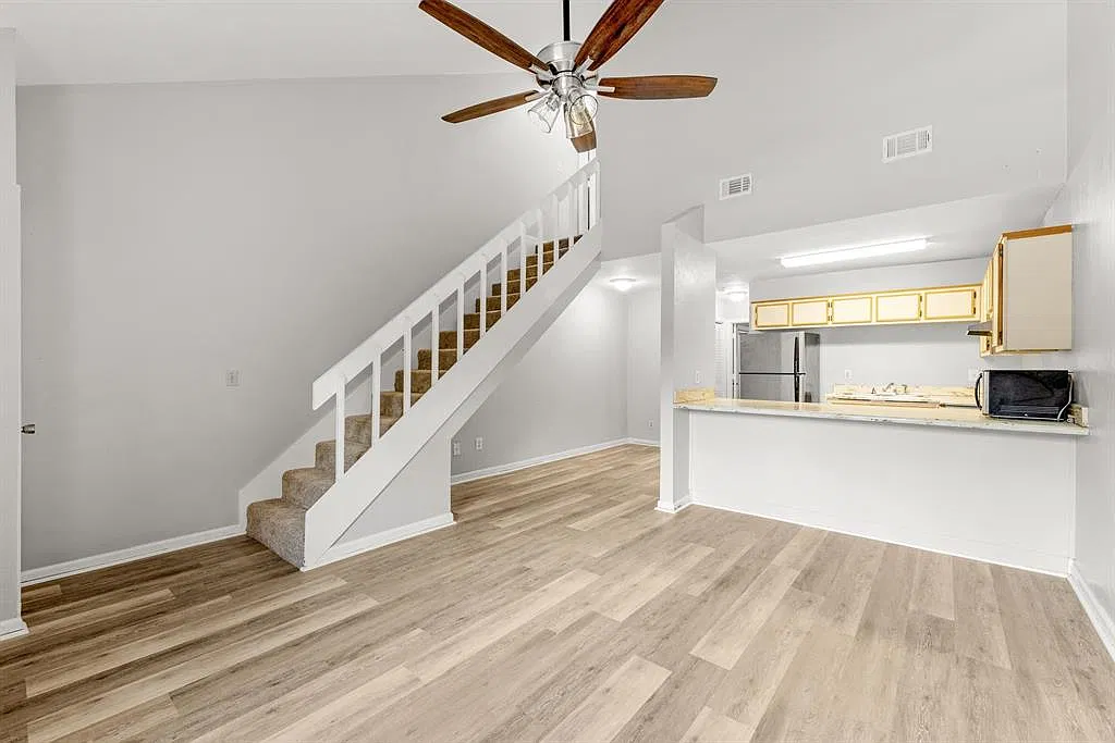 2 bed, 992 sqft, $1,600 — Photo 1