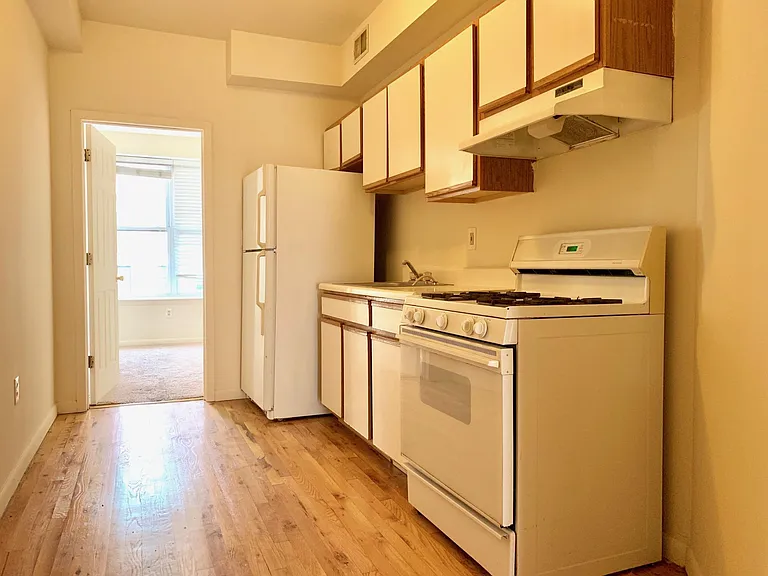 530 Monroe St #4 — Photo 2