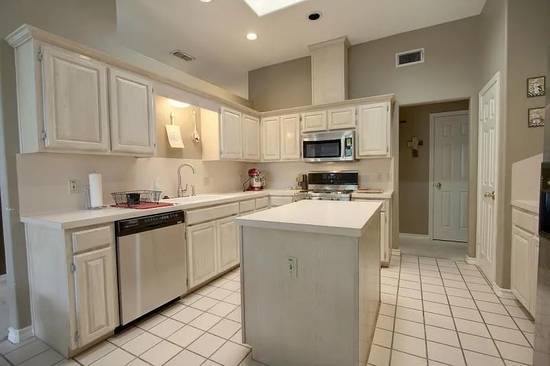 4510 Silver Hollow - 4Bed/2 Bath - $1,950/month — Photo 2