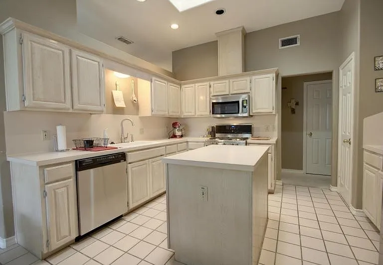 4510 Silver Hollow Dr — Photo 2