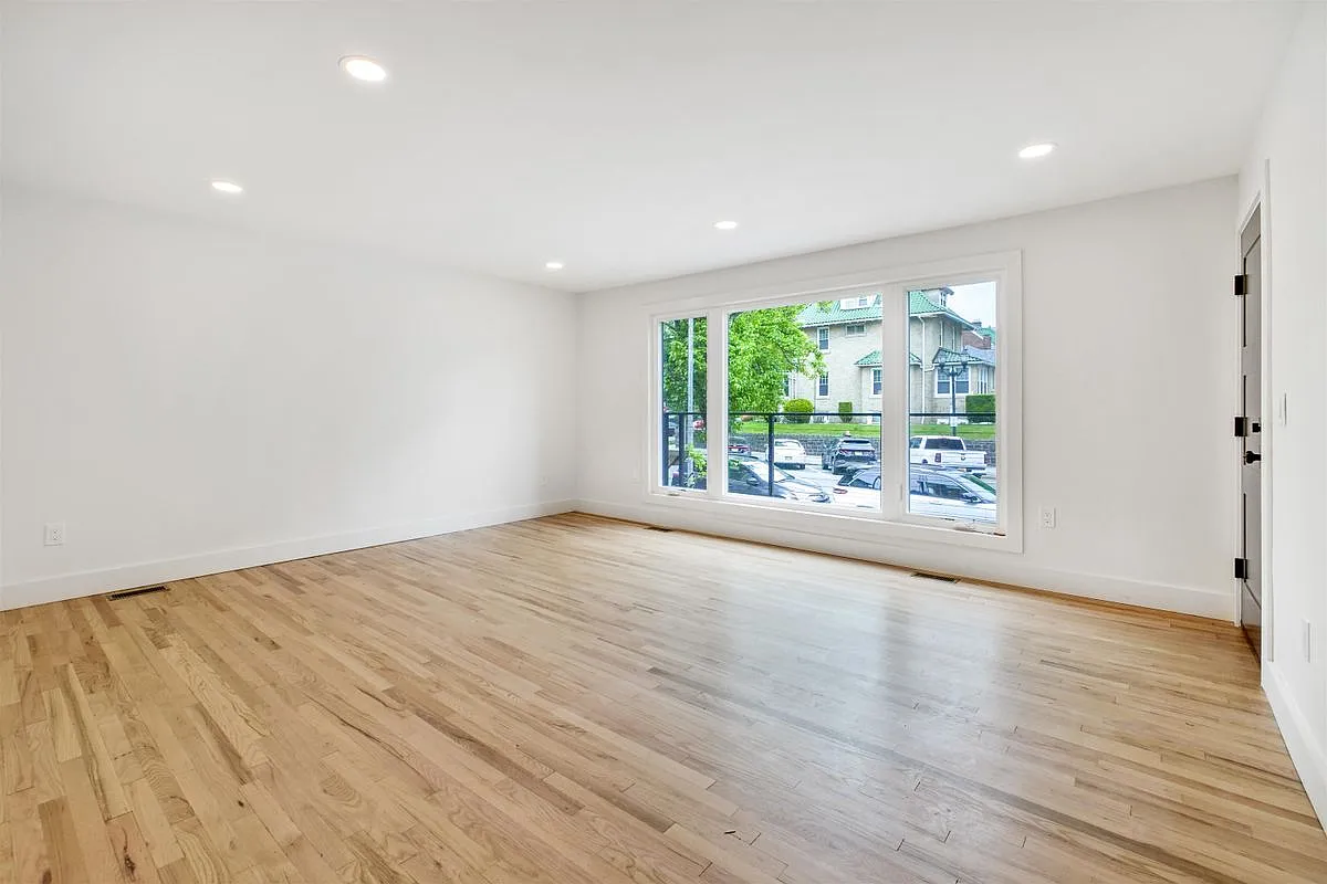 3 bed, 1.5 bath, 1150 sqft, $3,900 — Photo 3