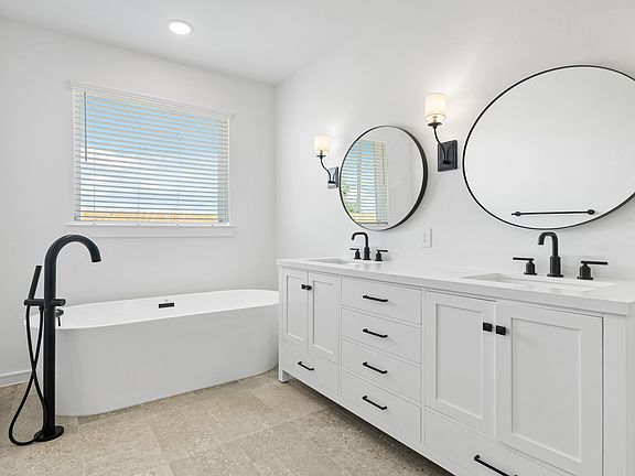 Double sinks in primary bath
