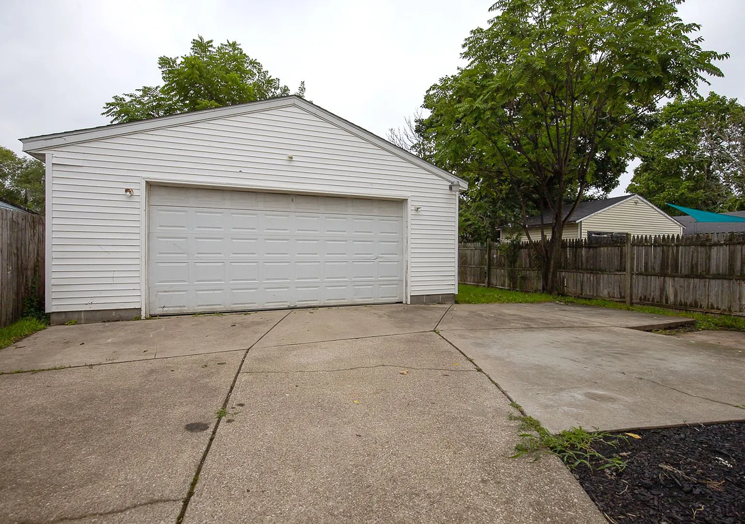 Spacious & Fully Renovated 4-Bedroom Upstairs Unit in Cleveland — Photo 2