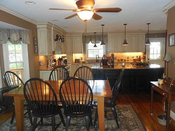 3rd image of 1221 Country Club Ln