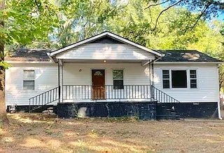 4 Bedroom 2 Bath Near Downtown Newnan — Photo 1