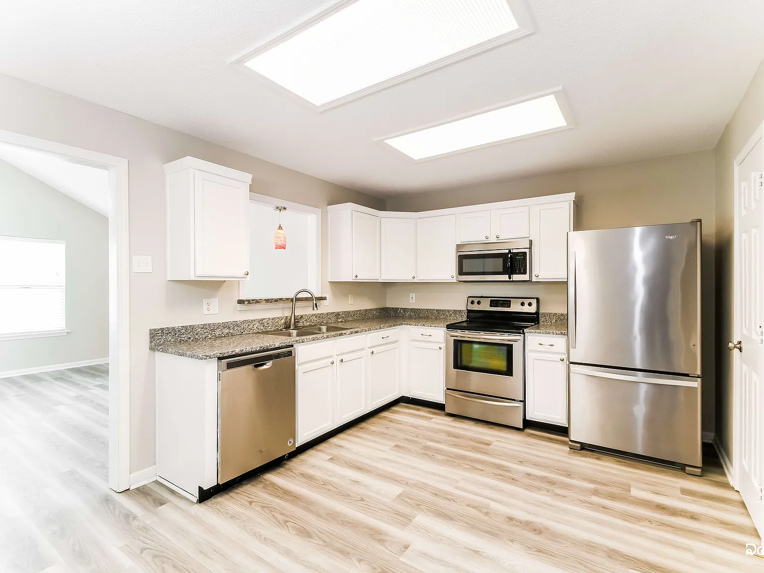 3 bed, 2.0 bath, 1760 sqft, $2,110 — Photo 2