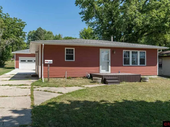 225 3rd St SE, Madelia, MN 56062