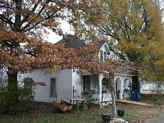 2nd image of 402 Grand St