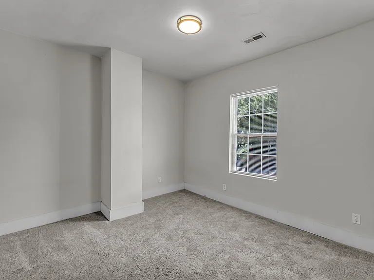 1359 W 40th St — Photo 27