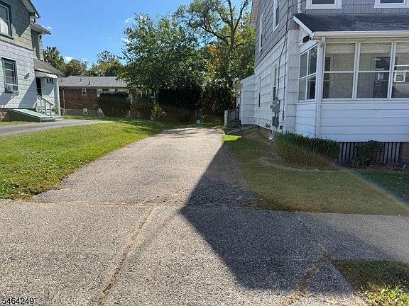 4th image of 30 Willard St