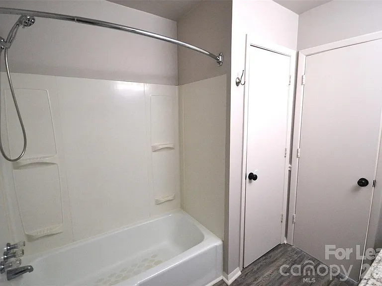 100 Old Farm Ct — Photo 32