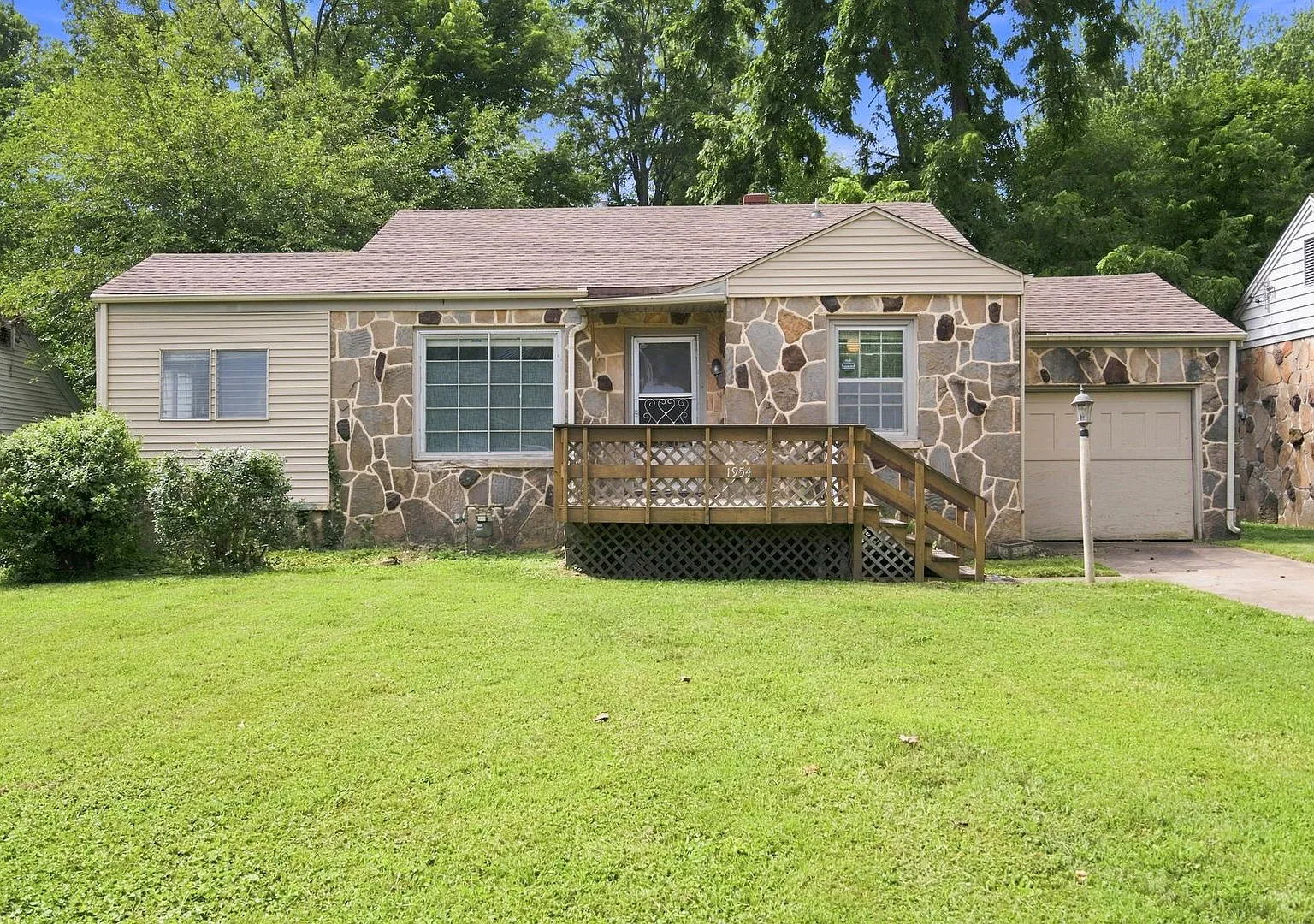 3 bedroom | 1 bathroom | 1 car garage | Close to campuses & Rountree | Pets welcome! — Photo 1
