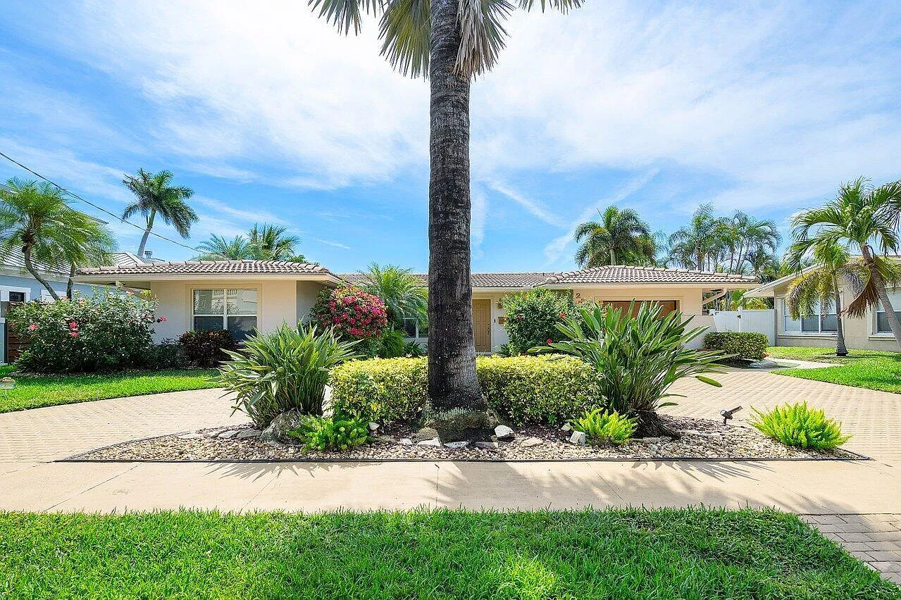 3 bed, 3.5 bath, 2200 sqft, $8,900 — Photo 2