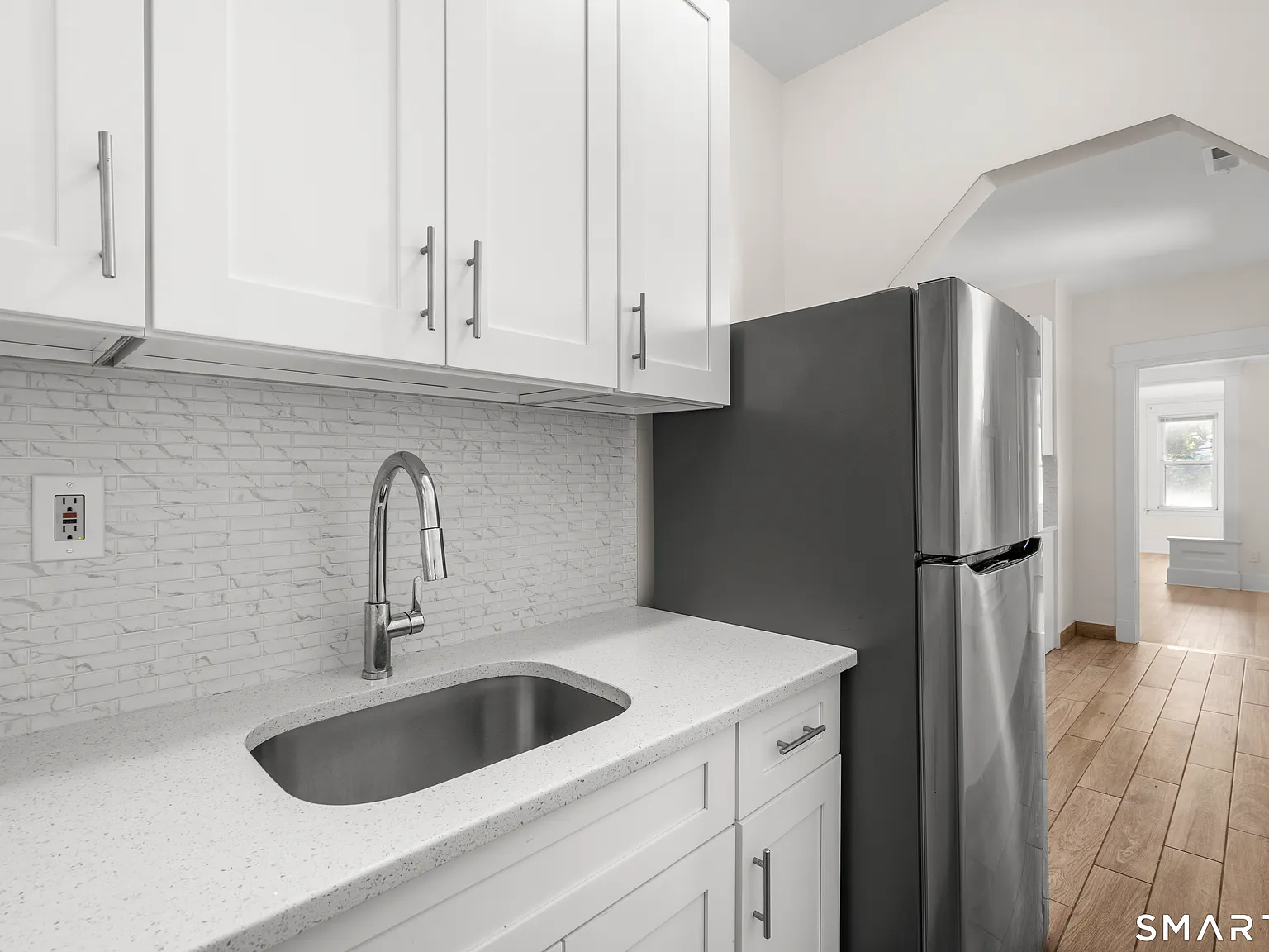 3 bed, 1.0 bath, 1300 sqft, $2,300 — Photo 3