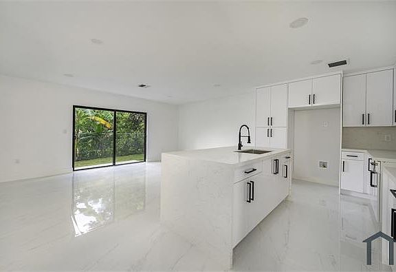 4th image of 528 NW 13th St #2