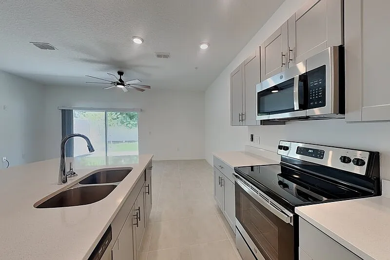 3 bed, 2.5 bath, 1365 sqft, $2,099 — Photo 4