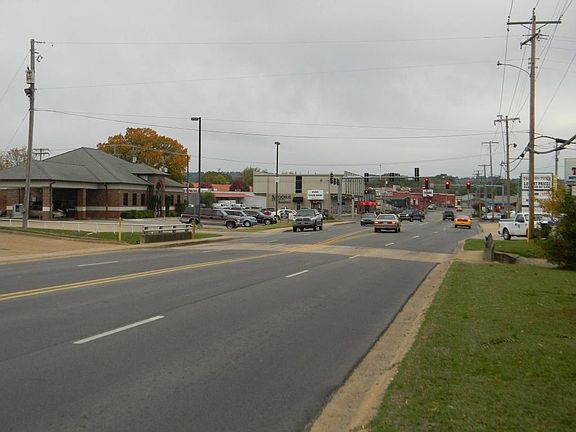 3rd image of 129 E Parkway Dr