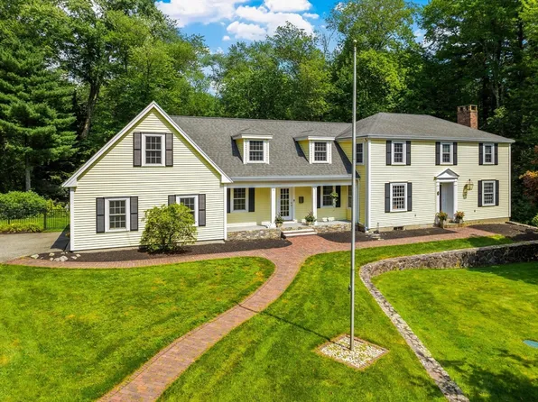 17 Townsend Rd, Lynnfield, MA 01940