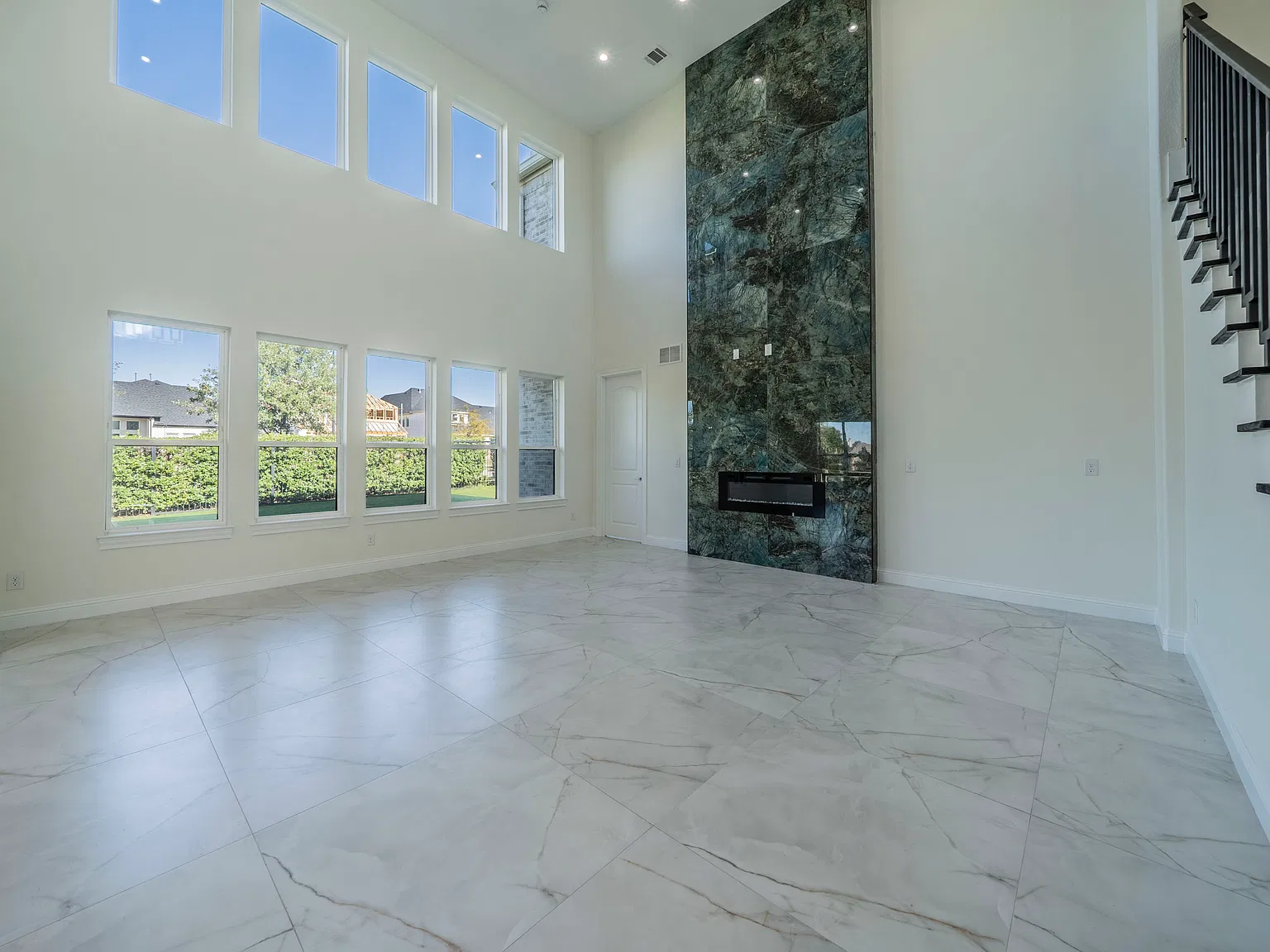 6 bed, 4703 sqft, $6,000 — Photo 4