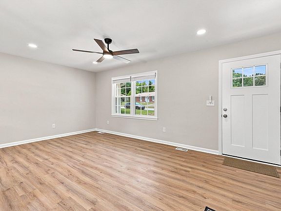 3rd image of 420 Cloverdale Ln