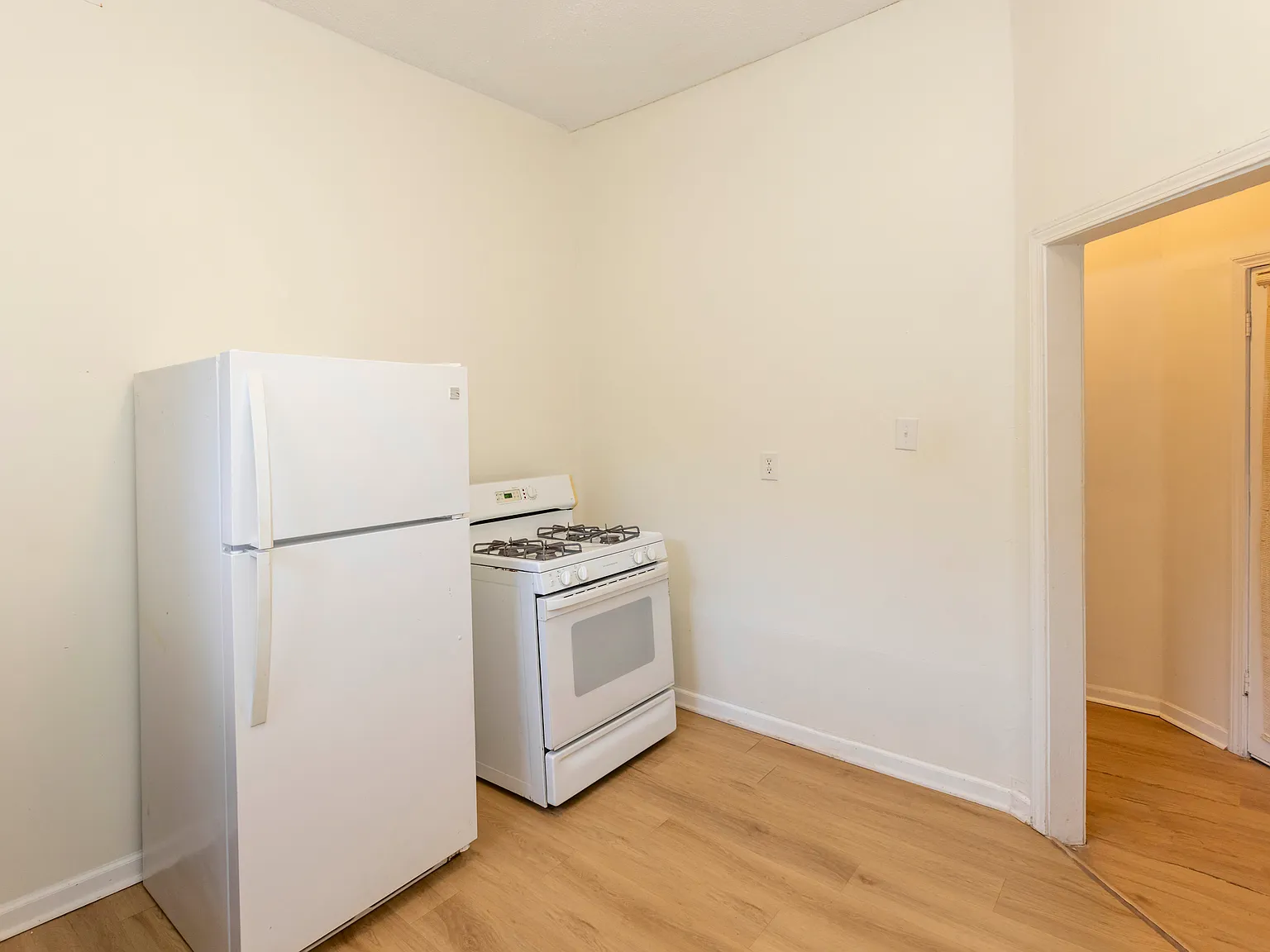 993 Oakview St — Photo 2