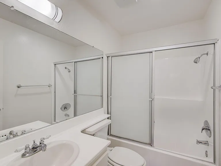 Las Flores Apartments — Photo 22