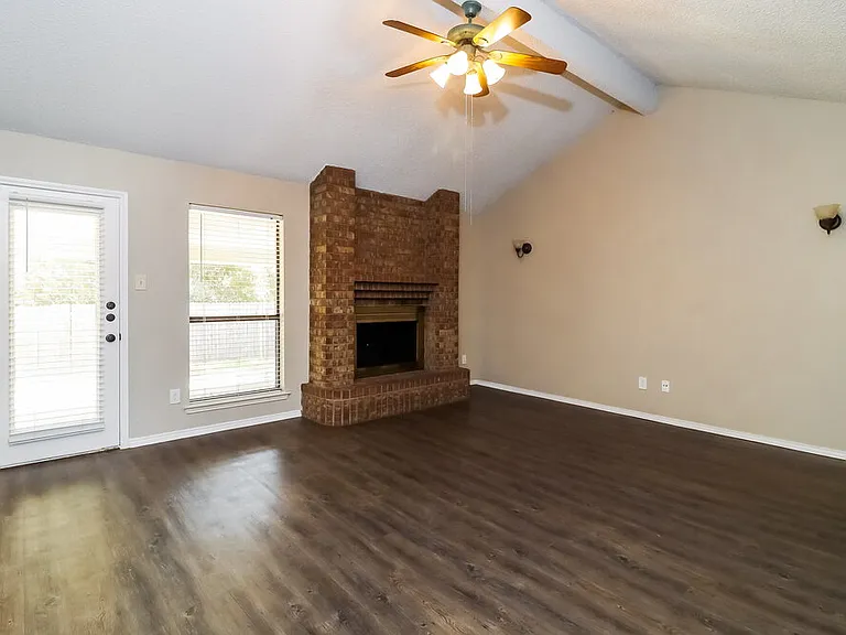 721 Owens Dr — Photo 4