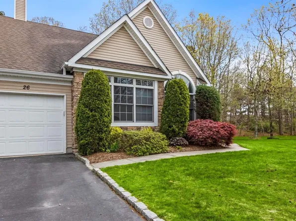 26 Eagle Circle #26, Bohemia, NY 11716