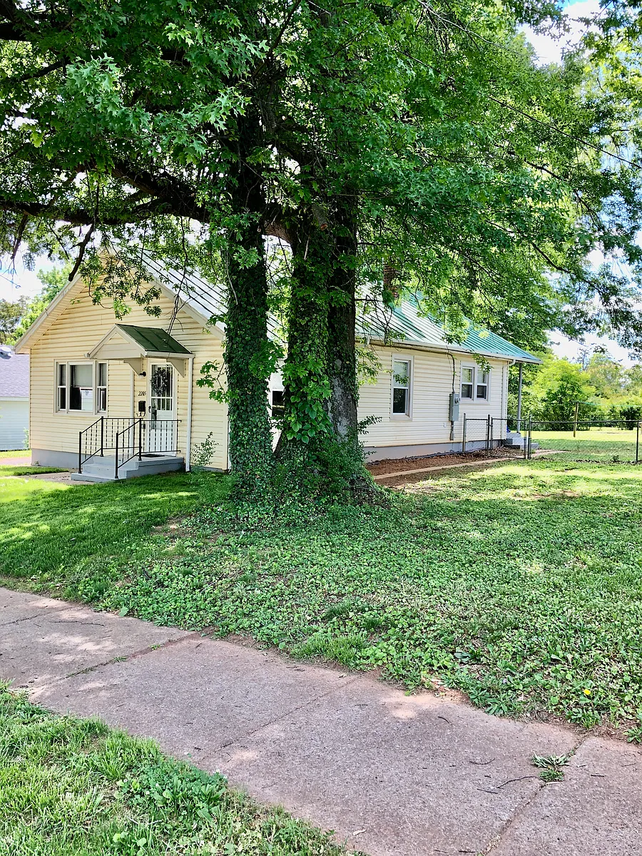 Building Photo - 2205 Mayflower Dr