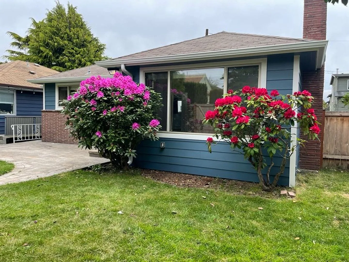 Beautifully remodeled home within minutes to Golden Garden and Shilshole Marina — Photo 2