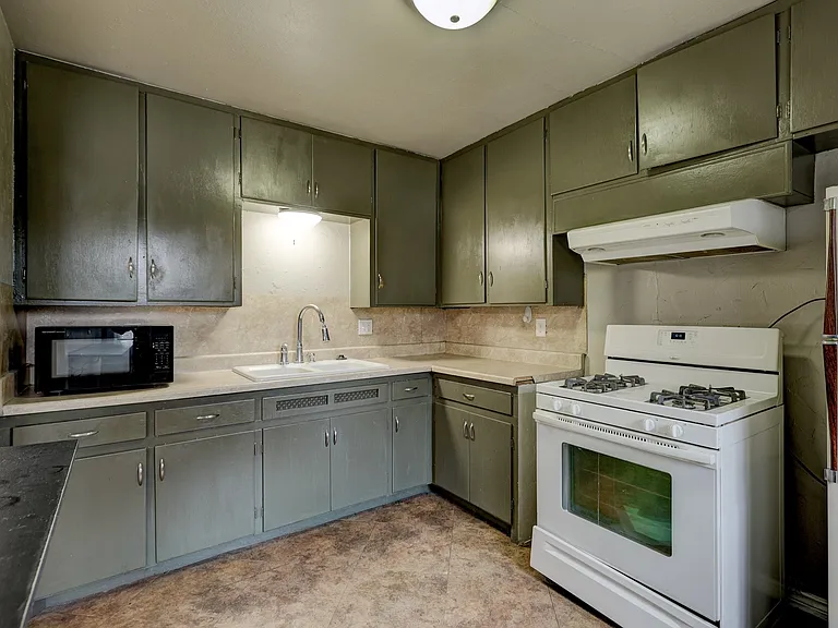 2849 Cambridge Ct — Photo 17