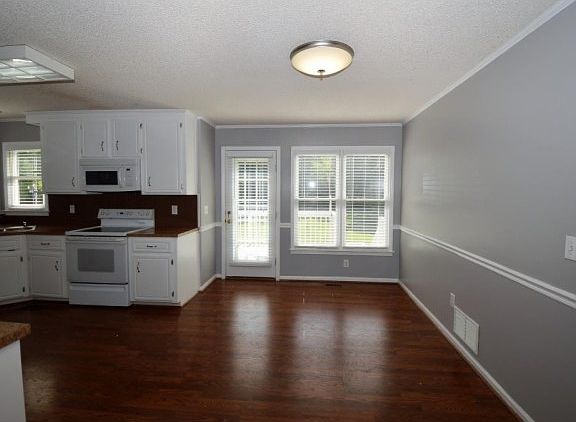 3rd image of 21 Mission Hills Dr