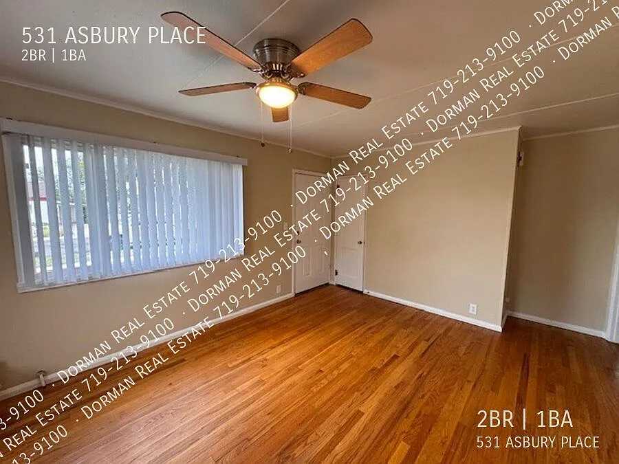 Charming 2 Bedroom Rancher With 2 Car Garage — Photo 2