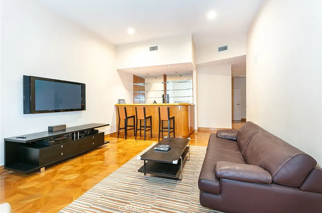 4 bed, 4.5 bath, 3905 sqft, $9,950 — Photo 4