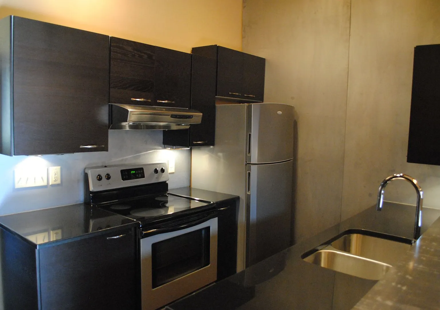 Beautiful 1BR Contemporary Downtown Loft — Photo 1