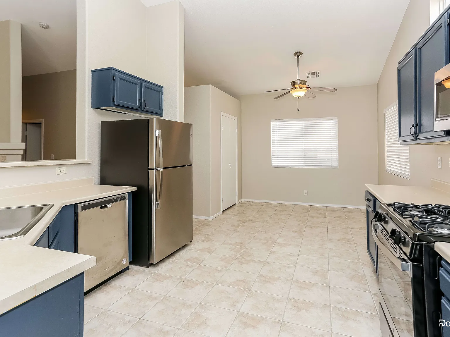3 bed, 2.0 bath, 1646 sqft, $2,445 — Photo 3
