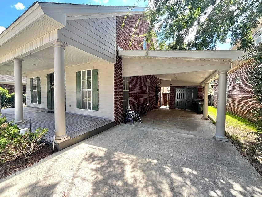 3 bed, 2.5 bath, 1929 sqft, $2,400 — Photo 2