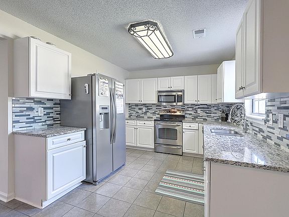 3rd image of 105 Lakewood Dr
