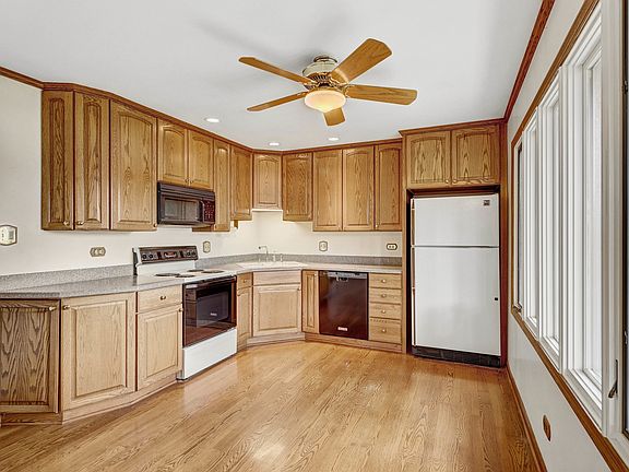 3rd image of 385 Pleasant St