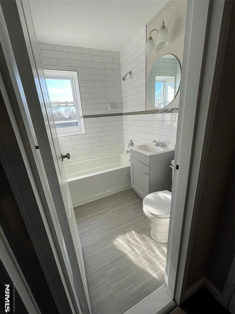 1 bed, 690 sqft, $1,975 — Photo 2
