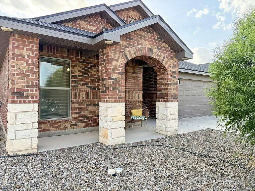 4 bed, 2.0 bath, 2070 sqft, $2,800 — Photo 3
