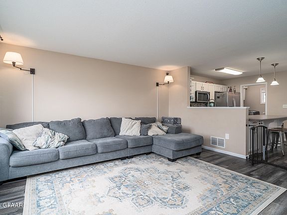 3rd image of 769 Promenade Ct