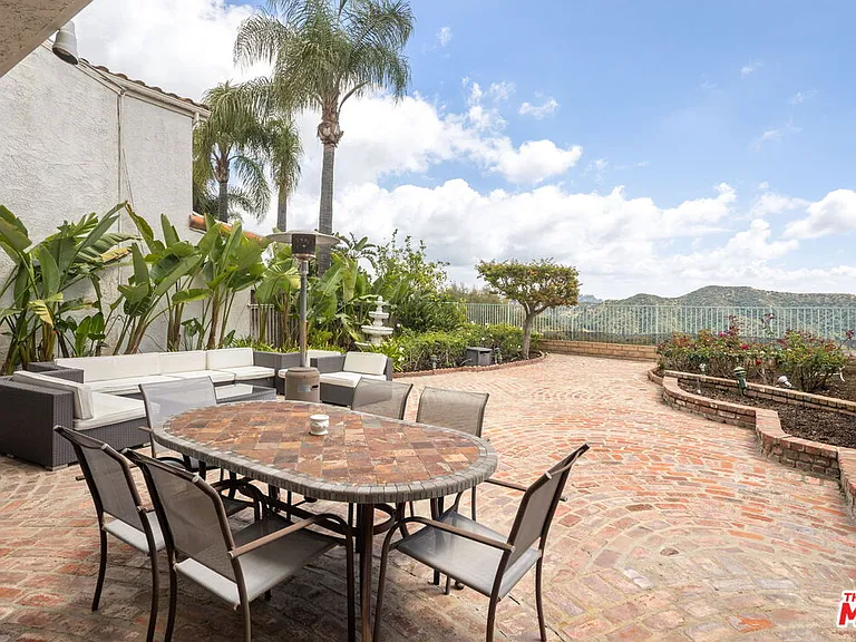 2484 Angelo Dr — Photo 6